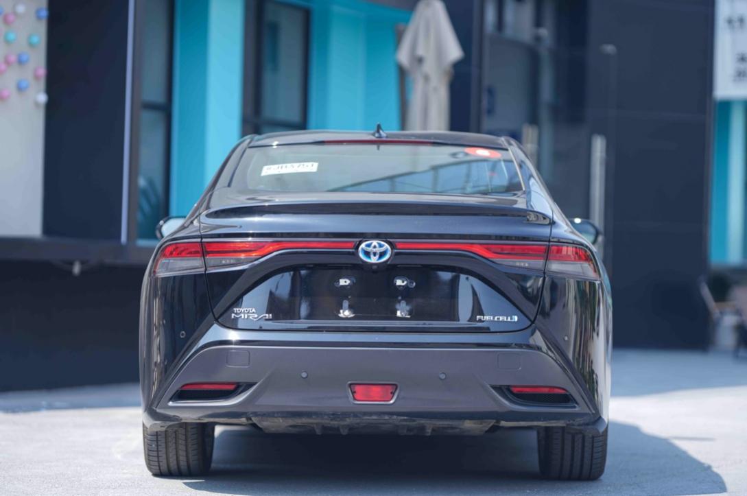 汽車(chē)行駛在路上描述已自動(dòng)生成